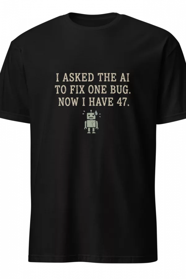 Camiseta negra con texto sobre IA arreglando un bug y generando 47 mas, robot pixelado sudando — color Negro