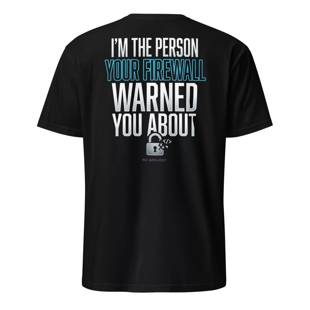 Espalda de camiseta negro con texto I'm the person your firewall warned you about y candado roto