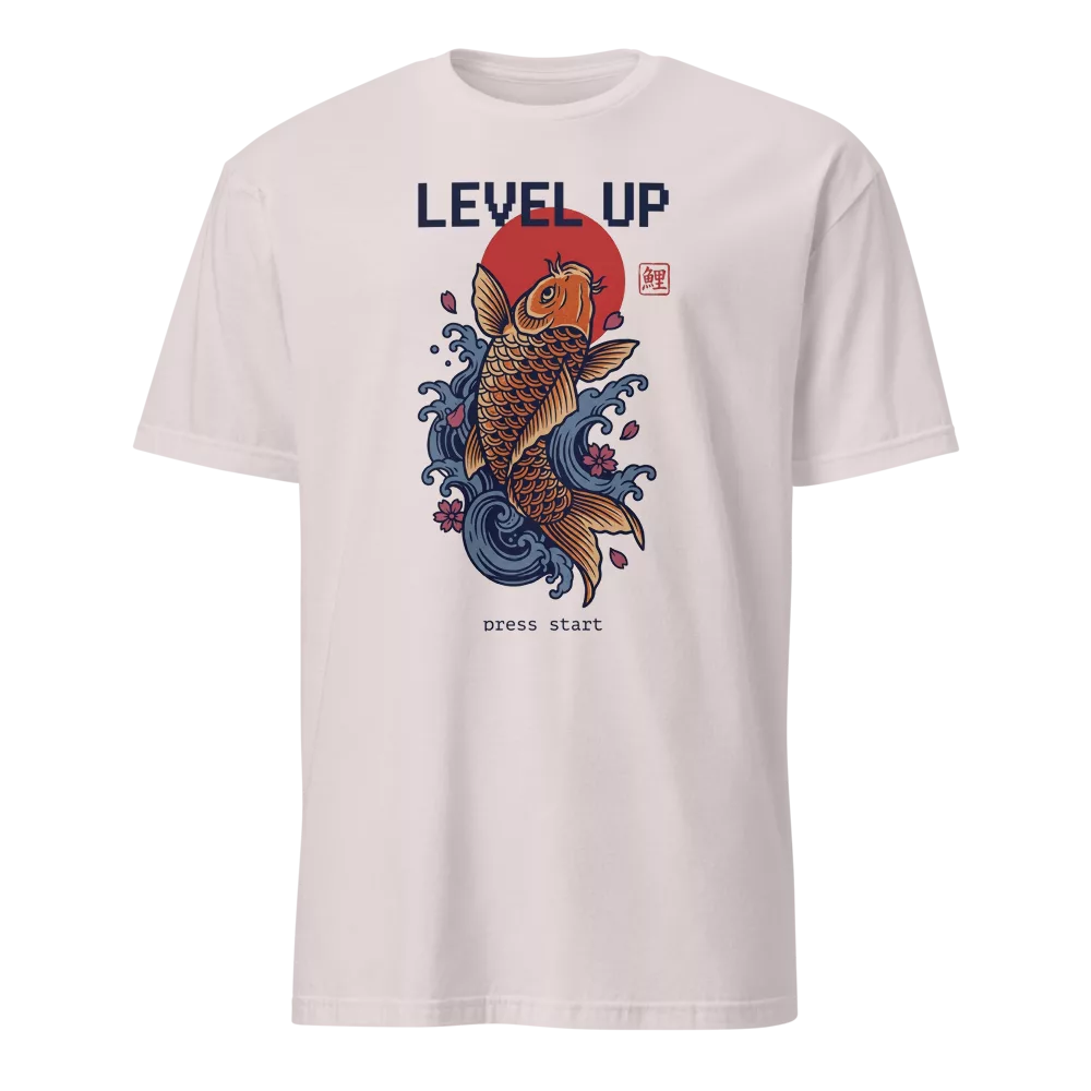 Camiseta beige con carpa koi dorada saltando entre olas y sakuras, texto Level Up — color Gris hielo
