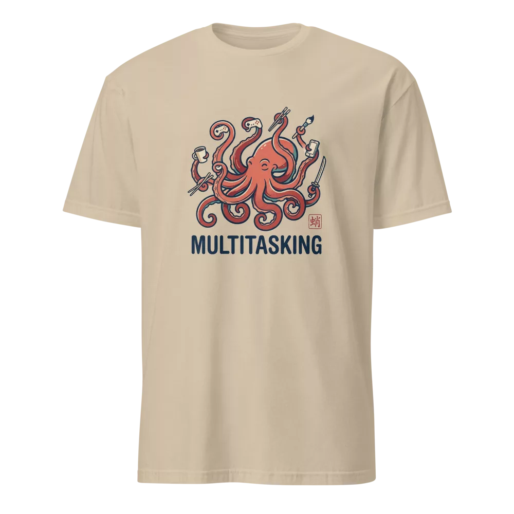 Camiseta beige con pulpo sujetando mando, katana, cafe y movil a la vez, texto Multitasking — color Arena