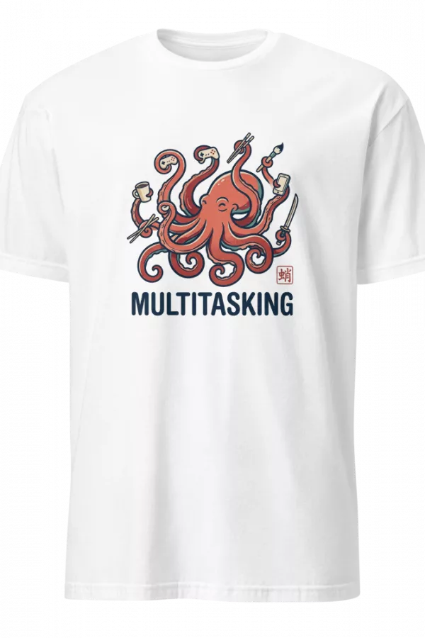Camiseta beige con pulpo sujetando mando, katana, cafe y movil a la vez, texto Multitasking — color Blanco