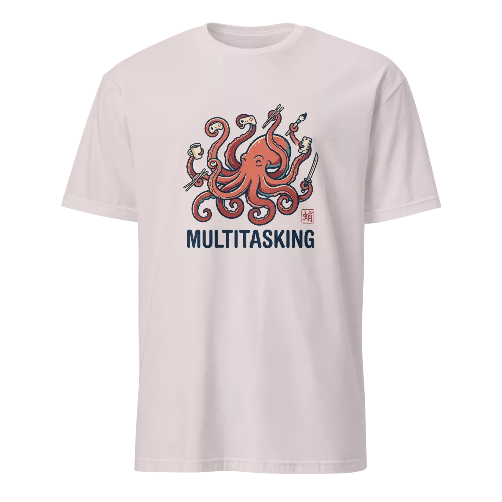 Camiseta beige con pulpo sujetando mando, katana, cafe y movil a la vez, texto Multitasking — color Gris hielo