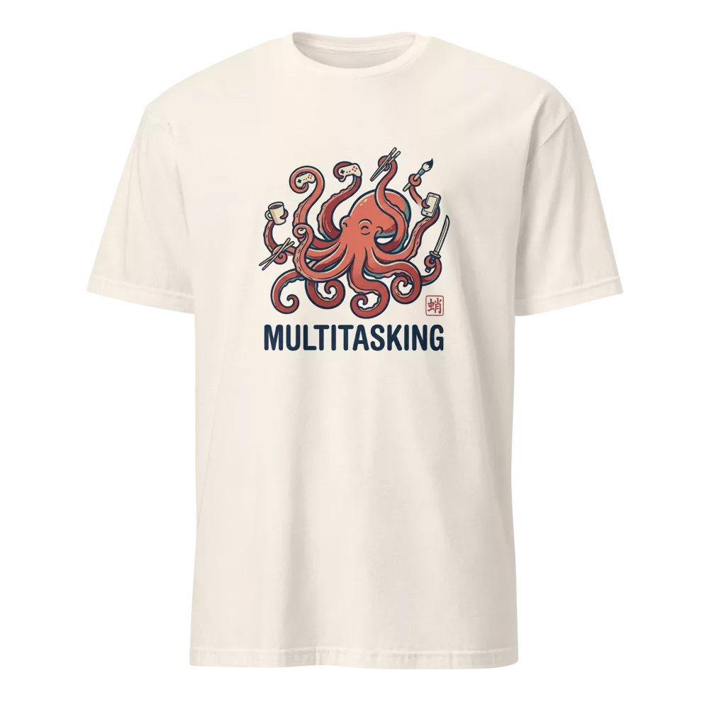 Camiseta beige con pulpo sujetando mando, katana, cafe y movil a la vez, texto Multitasking — color Natural