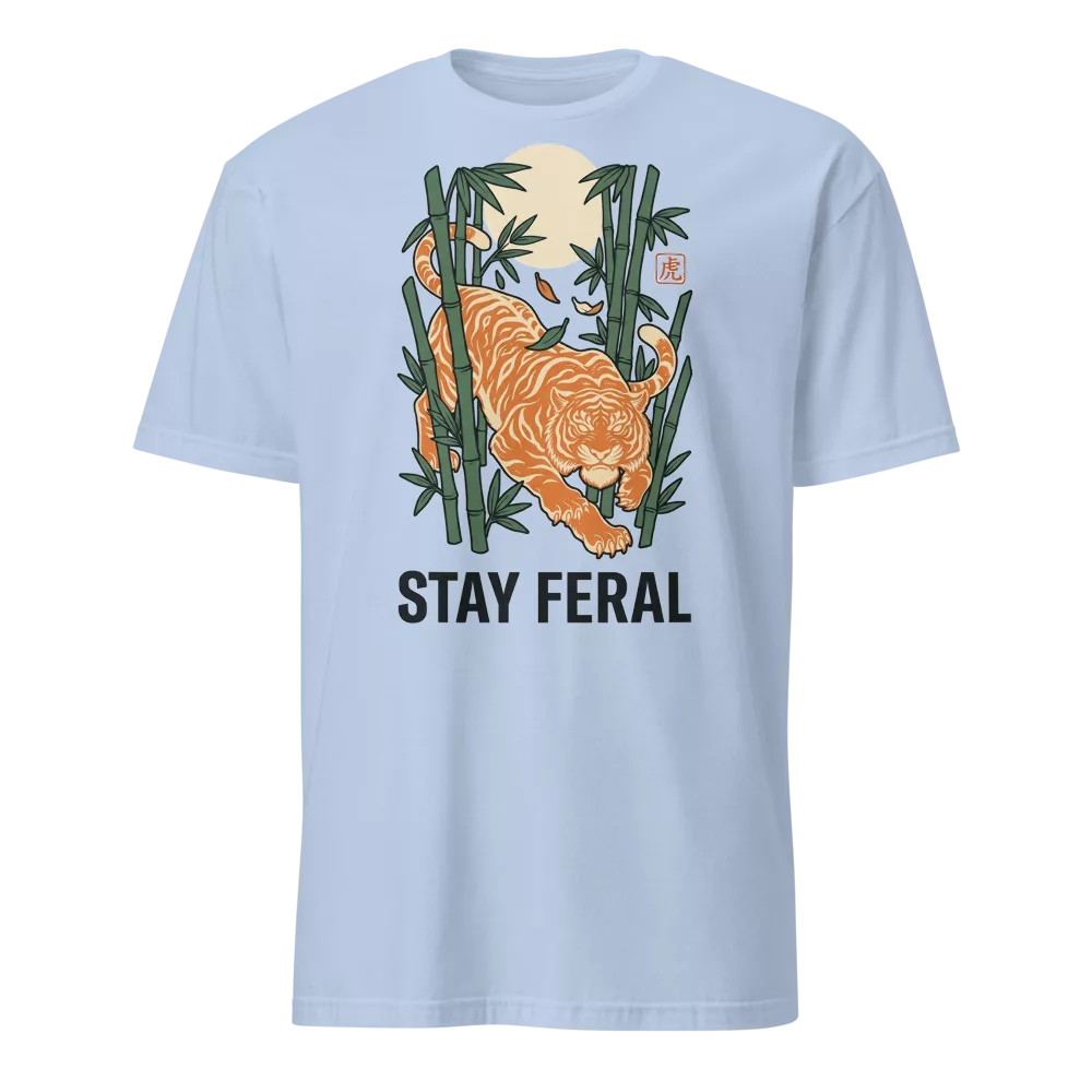 Camiseta beige con tigre agazapado entre bambú y luna llena, texto Stay Feral — color Azul claro