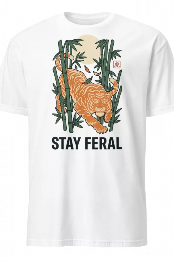 Camiseta beige con tigre agazapado entre bambú y luna llena, texto Stay Feral — color Blanco