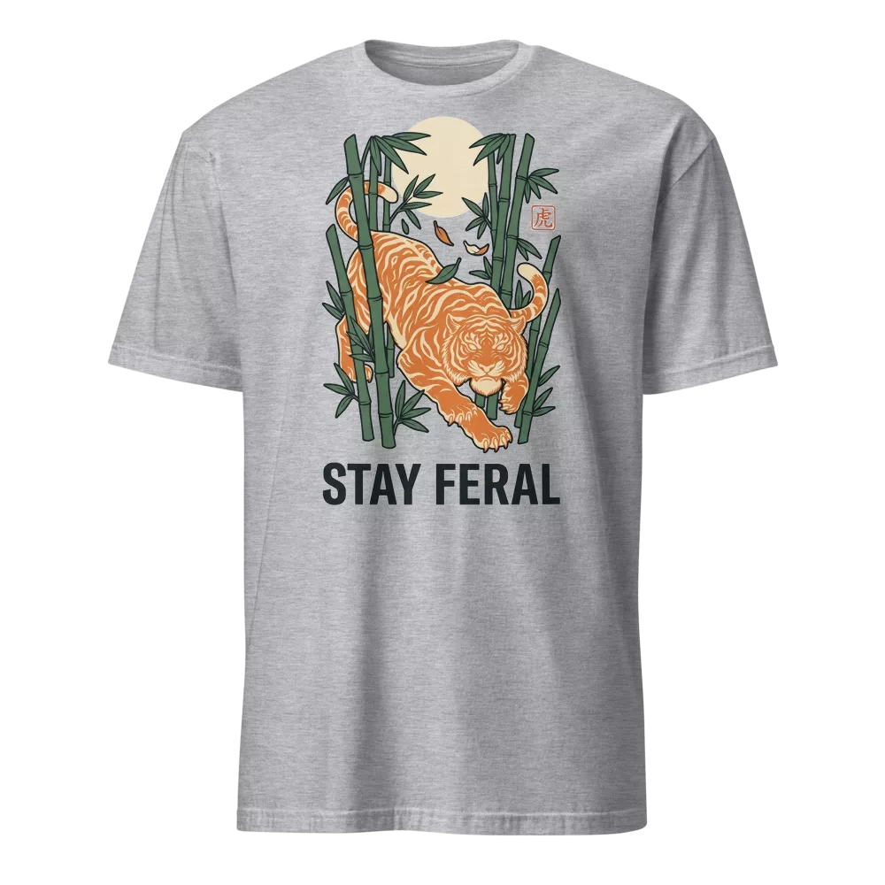 Camiseta beige con tigre agazapado entre bambú y luna llena, texto Stay Feral — color Gris deportivo