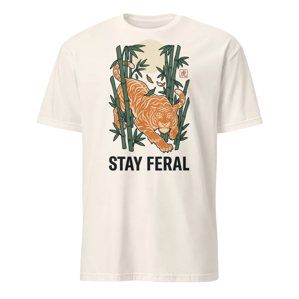 Camiseta beige con tigre agazapado entre bambú y luna llena, texto Stay Feral — color Natural