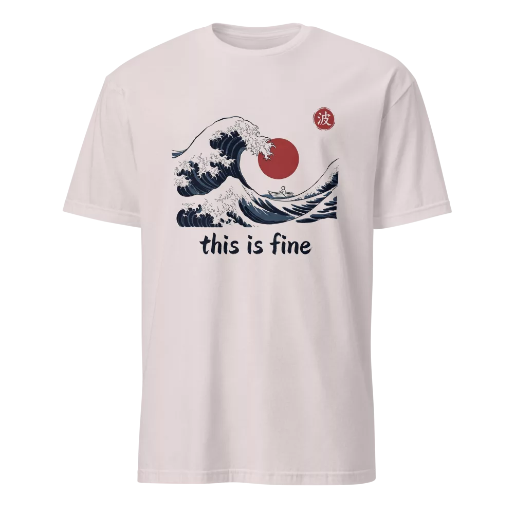 Camiseta beige con ola gigante estilo ukiyo-e y barquita diminuta, texto this is fine — color Gris hielo