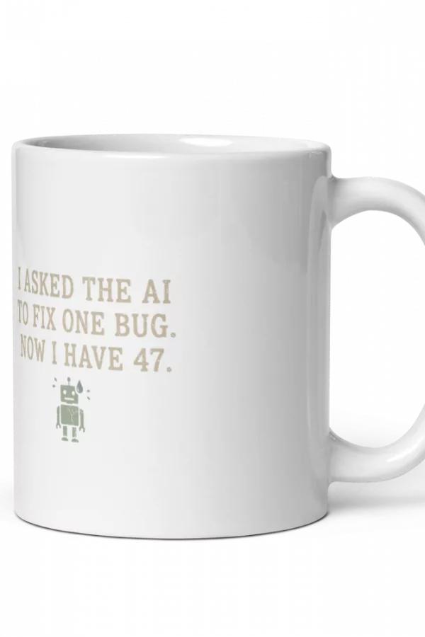 Taza blanca con frase AI Fix One Bug y robot preocupado sobre programación